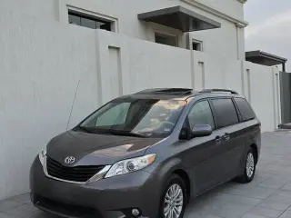 2011 Toyota Sienna in Ras Al Khaimah used car